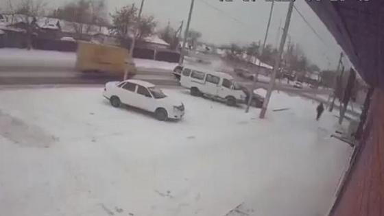 Жедел жәрдем көлігі апатқа ұшырады Жедел жәрдем көлігі апатқа ұшырады