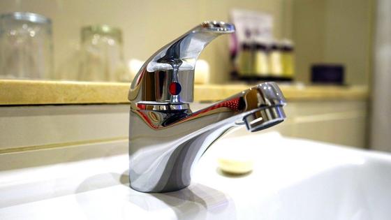 водопроводный кран на раковине водопроводный кран на раковине