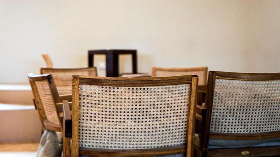 Стулья и кресла стоят на полу Стулья и кресла стоят на полу