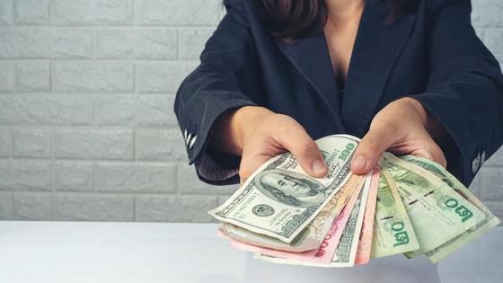 Купюры различных стран Купюры различных стран