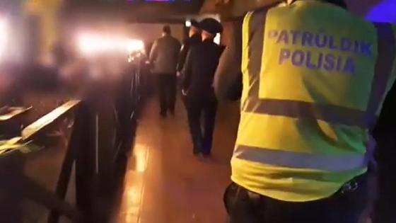 Полицейские заходят в работавшее новью заведение в Павлодаре Полицейские заходят в работавшее новью заведение в Павлодаре
