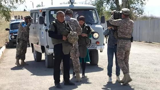Бауыржан Дәуітбаевтың ата-анасы мен әскерилер Бауыржан Дәуітбаевтың ата-анасы мен әскерилер