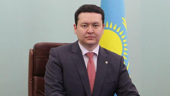 Олжас Абишев сидит за столом Олжас Абишев сидит за столом