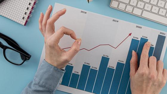 Мужчина указывает на график Мужчина указывает на график