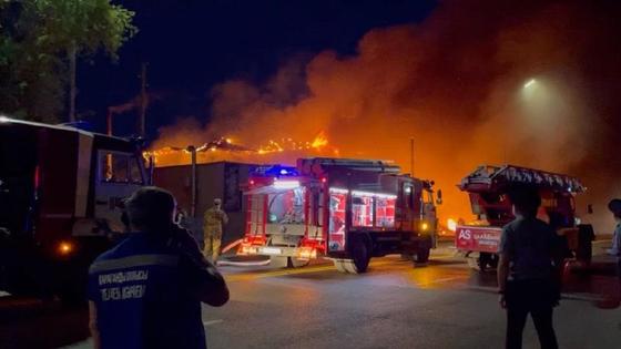 Пожарные тушат пожар Пожарные тушат пожар