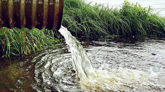 Вода льется из трубы Вода льется из трубы