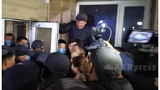 Бір топ наразылар "Достук" қонақ үйіне баса көктеп кірді Бір топ наразылар "Достук" қонақ үйіне баса көктеп кірді