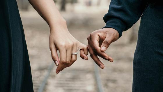 Парень и девушка держатся за руку Парень и девушка держатся за руку