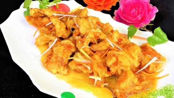 Мясо в кисло-сладком соусе на тарелке Мясо в кисло-сладком соусе на тарелке