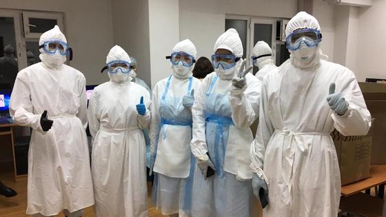 Врачи в защитных костюмах Врачи в защитных костюмах
