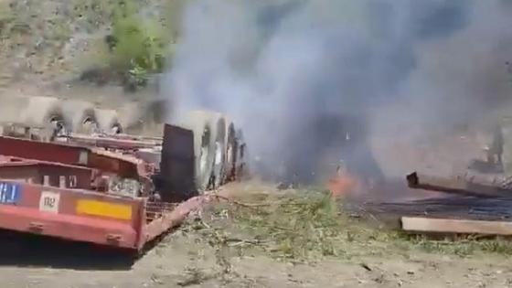 Перевернувшийся грузовик Перевернувшийся грузовик