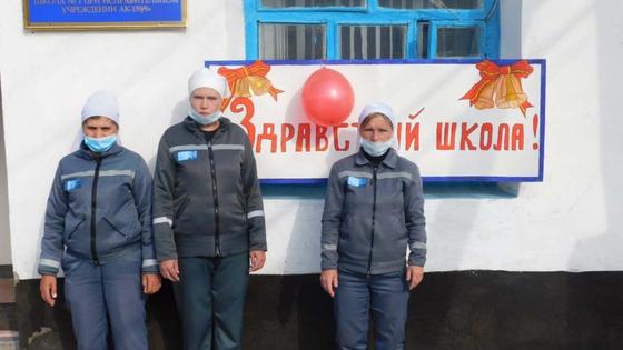 Осужденные женщины на школьной линейке Осужденные женщины на школьной линейке