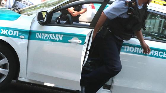 Полицейский проводит задержание Полицейский проводит задержание