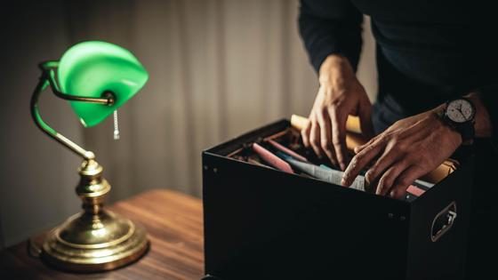 Мужчина достает документы из папки Мужчина достает документы из папки