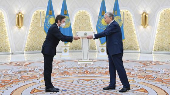 Касым-Жомарт Токаев принимает верительную грамоту от посла Италии Марко Альберти Касым-Жомарт Токаев принимает верительную грамоту от посла Италии Марко Альберти