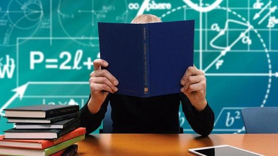 человек читает книгу человек читает книгу