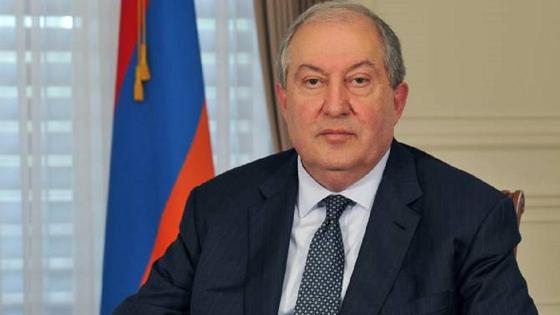 Армен Саркисян сидит на стуле Армен Саркисян сидит на стуле