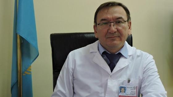 Болатбек Каюпов сидит за столом Болатбек Каюпов сидит за столом