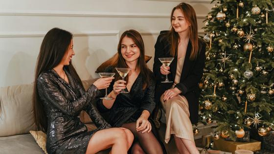 Девушки с бокалами Девушки с бокалами