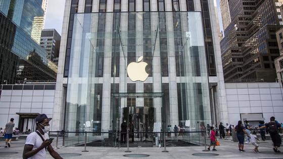 люди ходят возле офиса Apple люди ходят возле офиса Apple