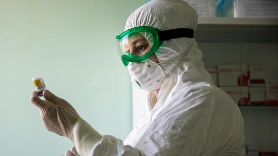 Медик набирает лекарство шприцем из ампулы Медик набирает лекарство шприцем из ампулы