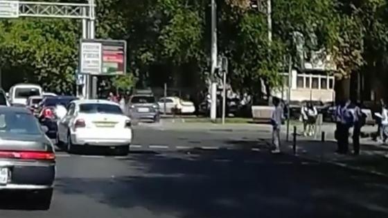 Машина выезжает на тротуар в Алматы Машина выезжает на тротуар в Алматы