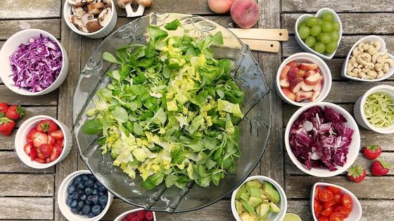 Миски с овощами и фруктами Миски с овощами и фруктами
