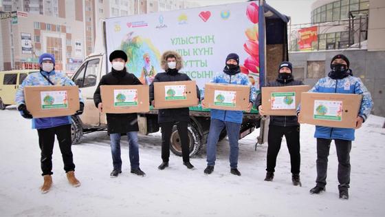 малообеспеченным семьям раздают продуктовые корзины в Нур-Султане малообеспеченным семьям раздают продуктовые корзины в Нур-Султане