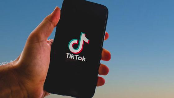 Рука с телефоном Рука с телефоном