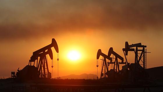 Вышки качают нефть Вышки качают нефть