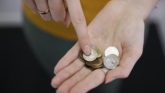 Женщина считает монеты Женщина считает монеты