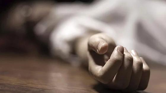 человек лежит на полу, рука крупным планом человек лежит на полу, рука крупным планом