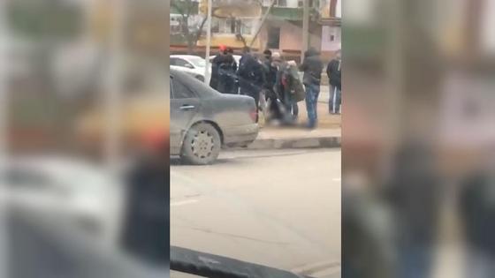 Люди помогают сбитому пешеходу Люди помогают сбитому пешеходу