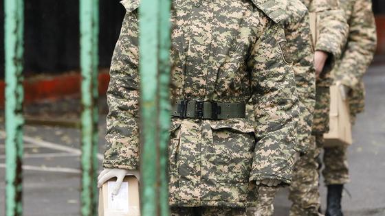 Военнослужащие стоят в ряд Военнослужащие стоят в ряд