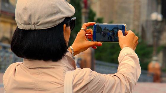 женщина фотографирует на телефон женщина фотографирует на телефон