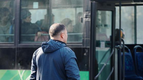 Мужчина идет в сторону автобуса Мужчина идет в сторону автобуса