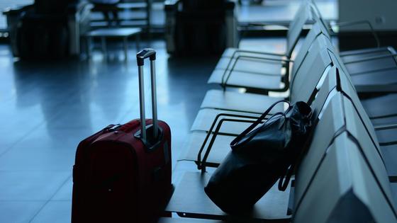 Чемодан и сумка лежат в зале ожидания Чемодан и сумка лежат в зале ожидания