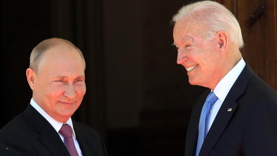 Владимир Путин и Джо Байден Владимир Путин и Джо Байден