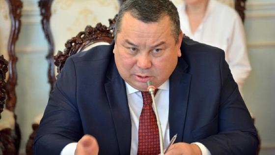 Балбак Тулобаев у микрофона Балбак Тулобаев у микрофона