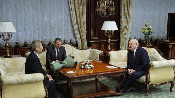 Цуй Цимин и Александр Лукашенко сидят за столом Цуй Цимин и Александр Лукашенко сидят за столом