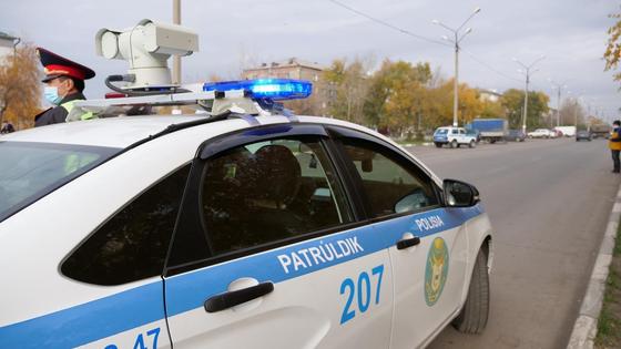 Патрульная машина стоит на дороге Патрульная машина стоит на дороге