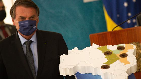 Президент Бразилии Жаир Болсонару в маске Президент Бразилии Жаир Болсонару в маске