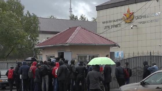Студенты стоят в очереди у столичного сборного пункта Студенты стоят в очереди у столичного сборного пункта
