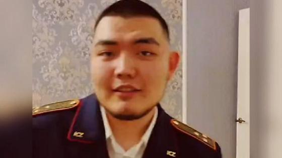 Парень танцует в форме Парень танцует в форме