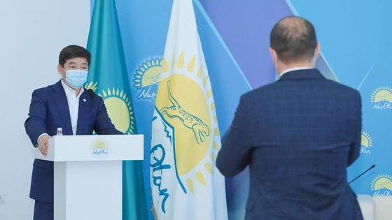 Бауыржан Байбек за трибуной Бауыржан Байбек за трибуной