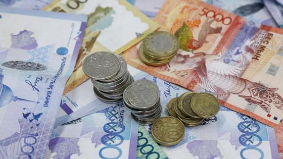Деньги лежат на столе Деньги лежат на столе