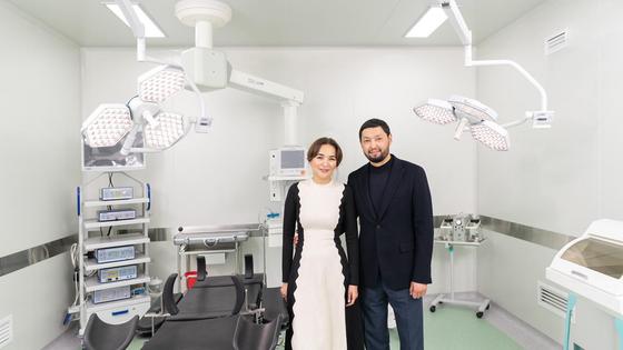 Женщина и мужчина стоят в медицинском кабинете Женщина и мужчина стоят в медицинском кабинете