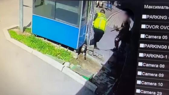 Мужчина в камуфляжной форме стреляет в охранника ЖК Мужчина в камуфляжной форме стреляет в охранника ЖК