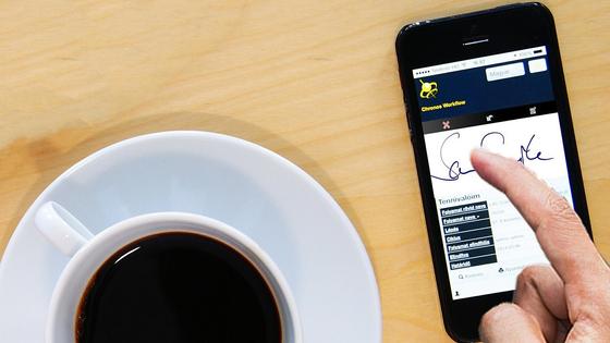 Смартфон и кофе Смартфон и кофе