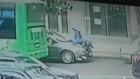 парень увернулся от автобуса парень увернулся от автобуса